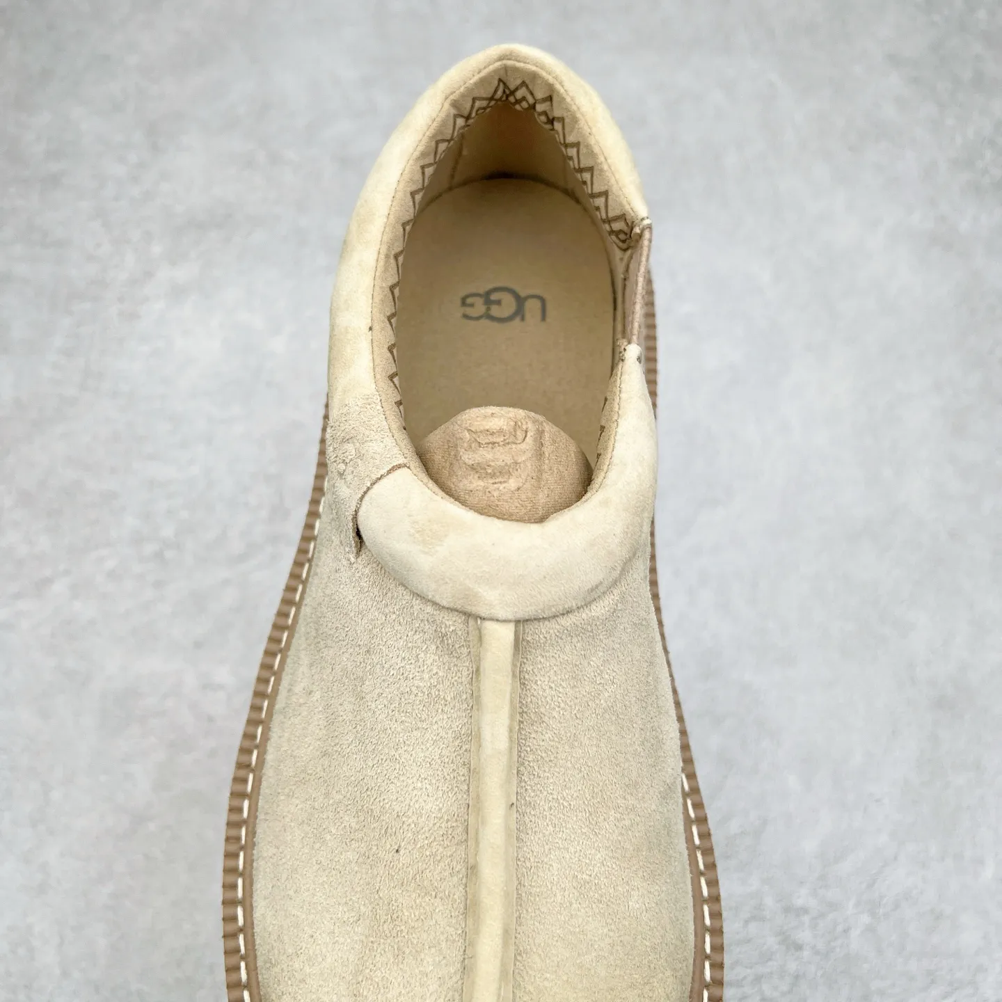 Pick up locally 💰600 UGG 6913 Tasman Lug suede round toe lightweight low-top lifestyle casual shoes. All shoes are made from the same factory as ZP. Longfeng A-grade Australian imported sheepskin and wool are integrated. Brand OEM production line fully follows the ZP process. OEM original pattern maker adheres to the principle of no original shoes and no development selection. Pay attention to every detail. The most authentic version on the market TREADLITE "Light Wing" technology outsole Lightweight/durable/flexible/pile size: 40 41 42 43 44 Coding: yby2936060